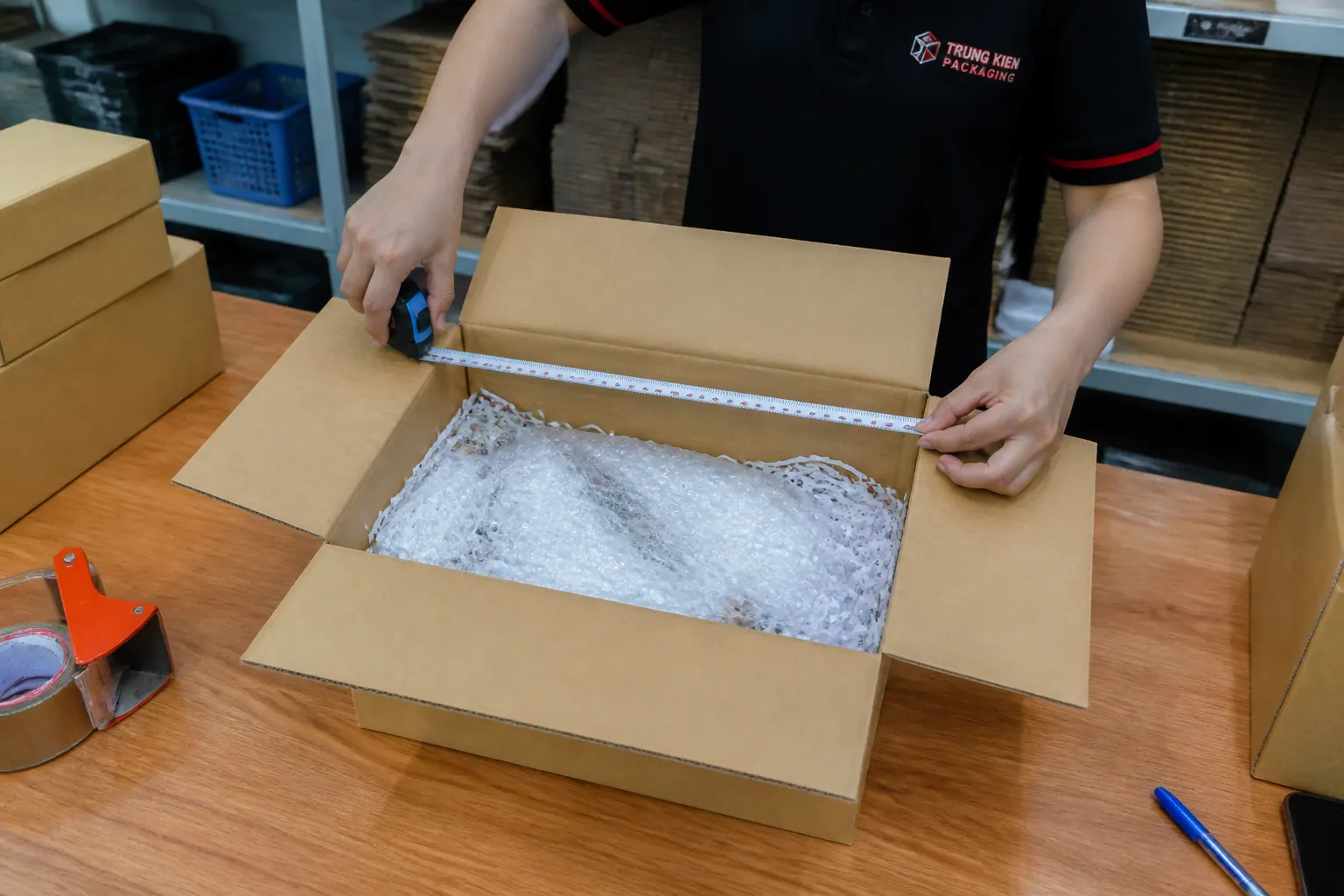 Kích thước: đo theo sản phẩm và vật liệu chèn - thùng carton thương mại điện tử