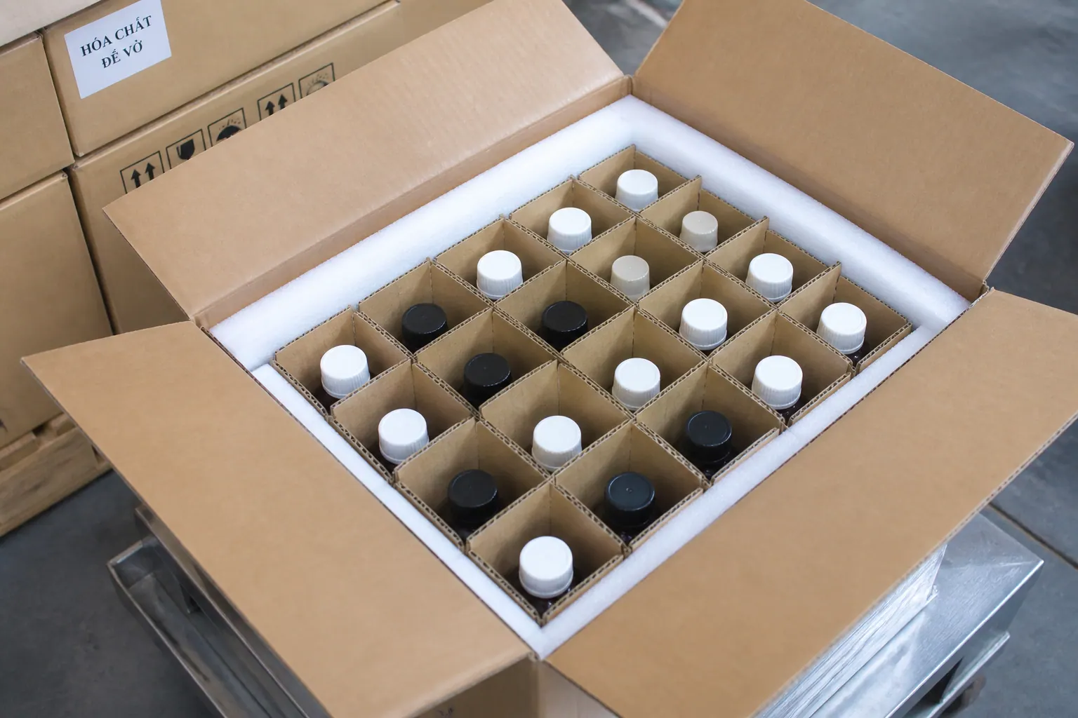 Thùng carton có ngăn, lót mút xốp - bao bì carton hóa chất